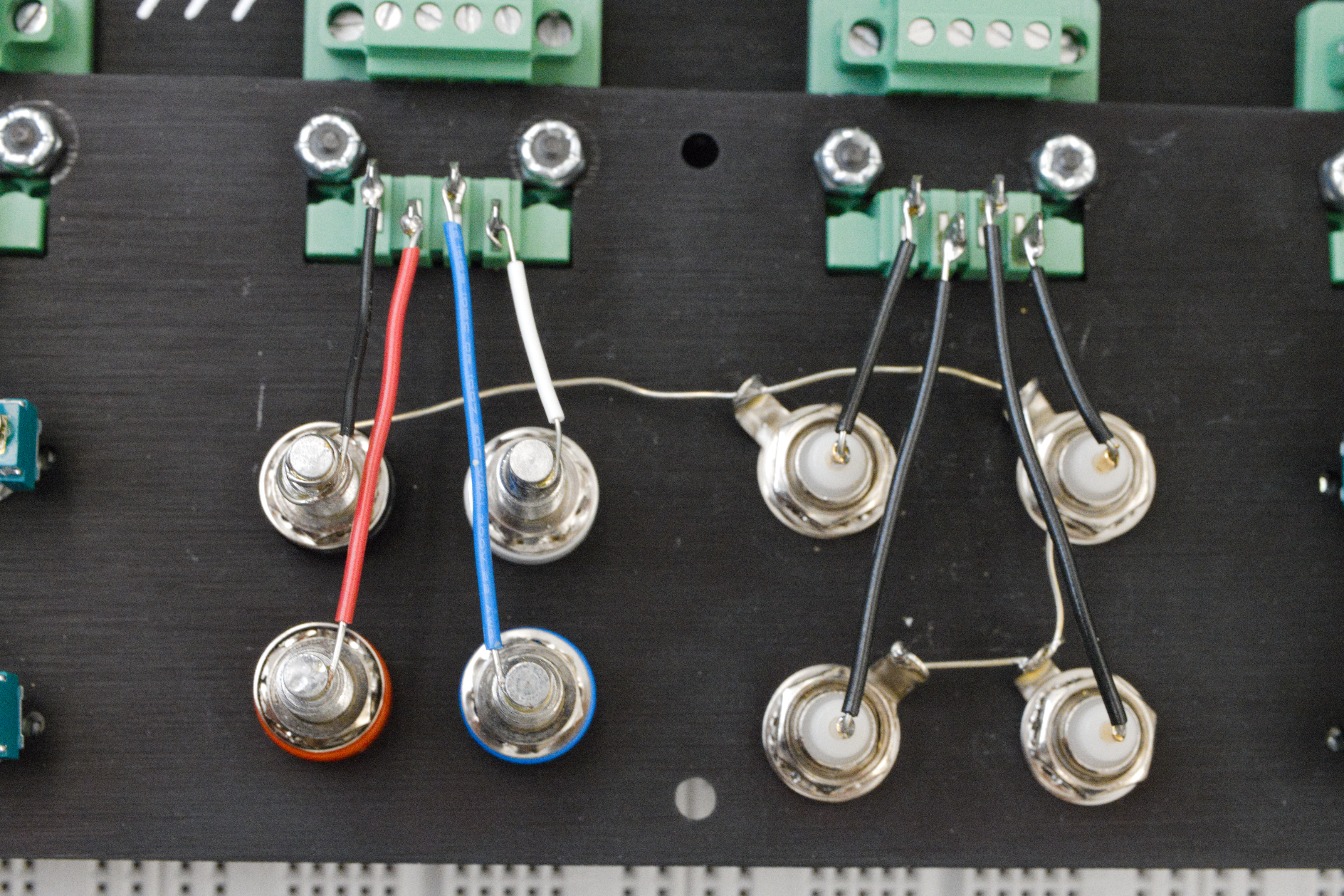 Figure 10: The outer conductor of the BNC connectors are all connected to the black banana port.